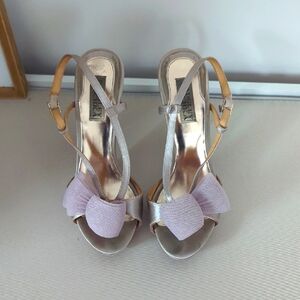 Badgley Mischka Champagne Color Heels with Bow Size 7.5